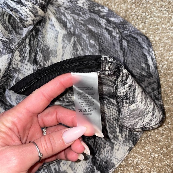 Vince Camuto blouse top faux wrap snake skin print long sleeve black/white SZ L - Picture 8 of 11